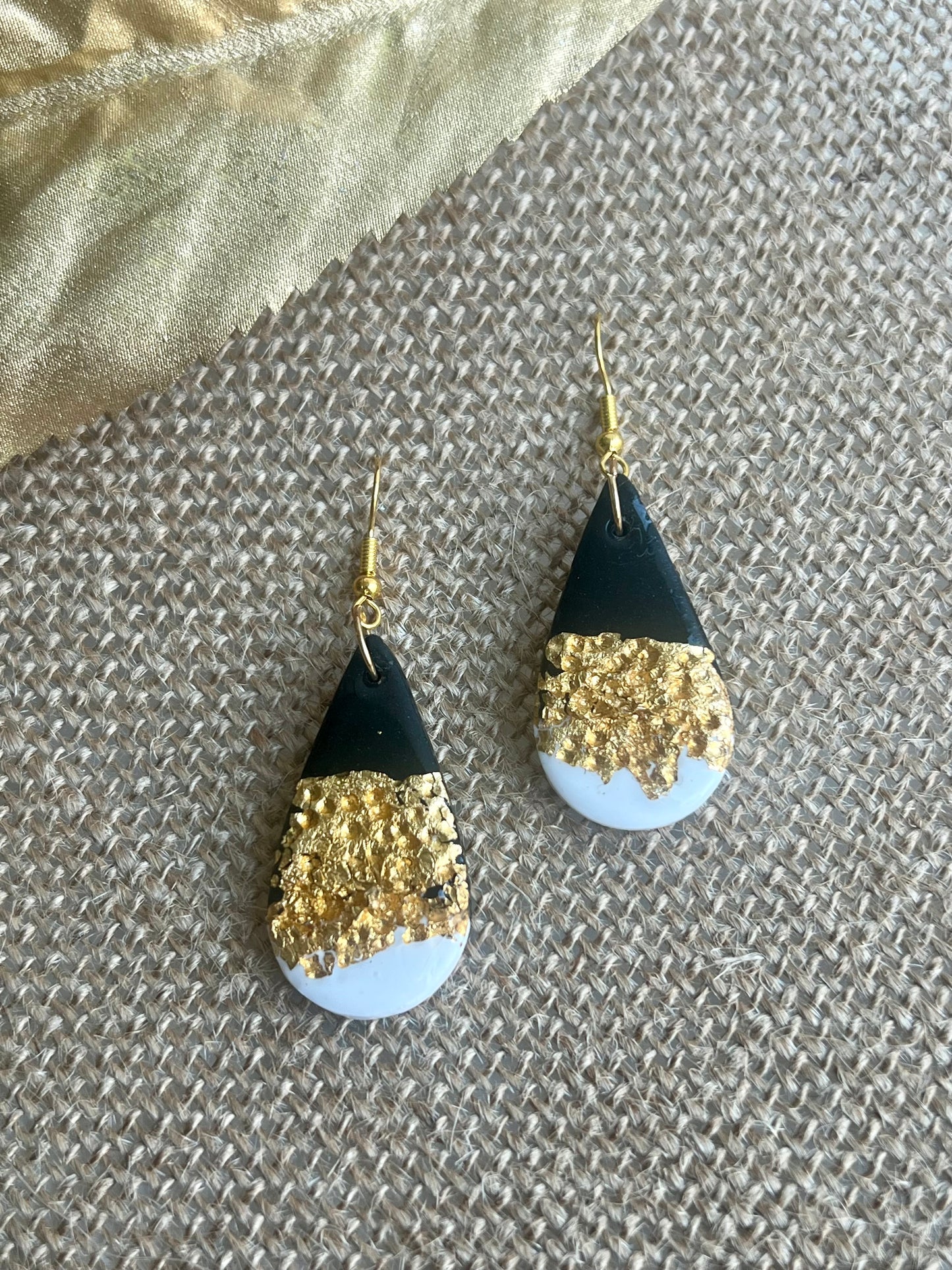 Teardrops Earrings in Black and White with Gold Details